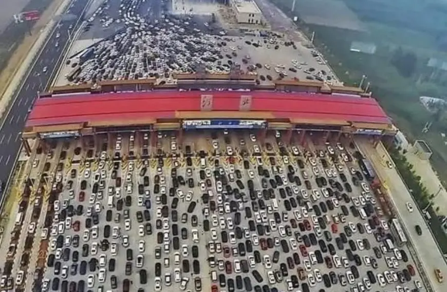 The 12-Day Crawl: World’s Longest Traffic Jam on China’s Highway 110