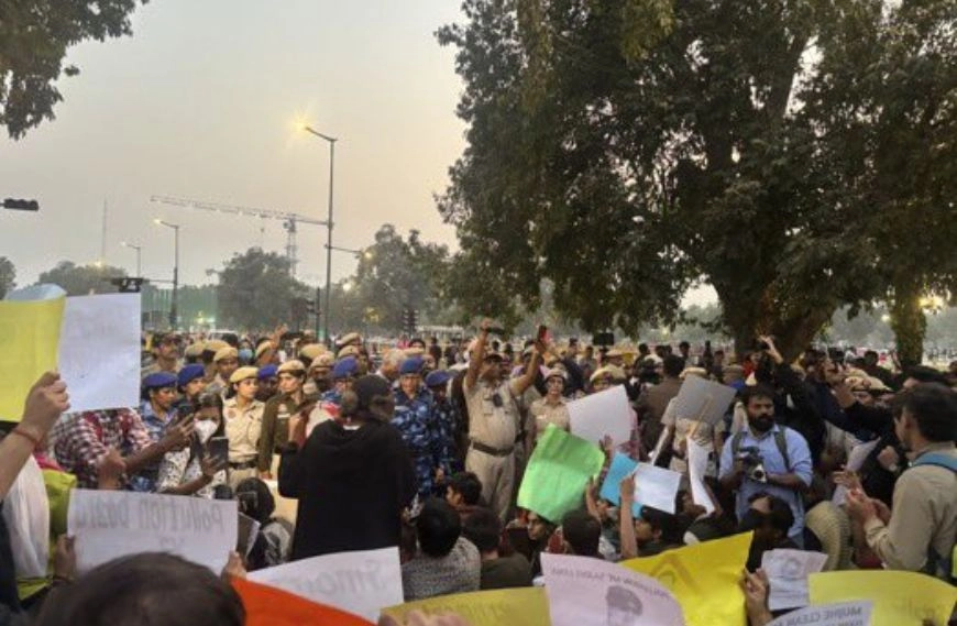 Delhi Air Turns Toxic as Pollution Level Crosses 400