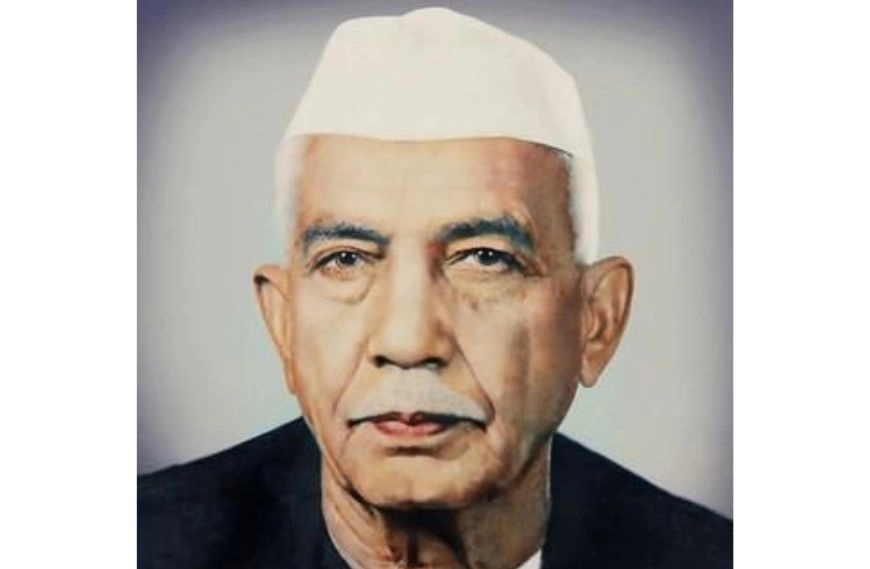 प्रधानमंत्री ने चौधरी चरण सिंह को उनकी जयंती पर श्रद्धांजलि दी
