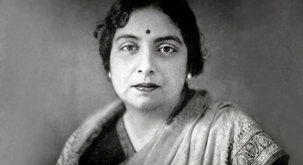 भारत छोड़ो आंदोलन के दौरान तिरंगा लेकर आगे बढ़तीं तारा रानी श्रीवास्तव का ऐतिहासिक दृश्य Image Title: तारा रानी श्रीवास्तव – आज़ादी की अनसुनी वीरांगना