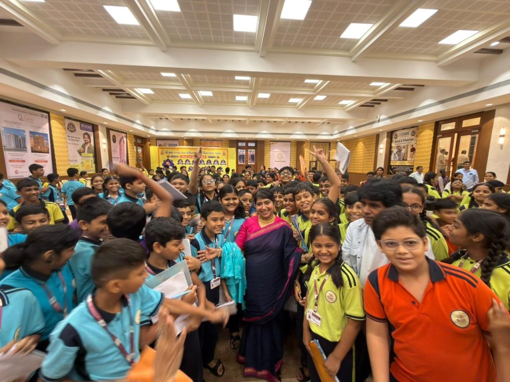 मुंबई में पद्मश्री डॉ. सोमा घोष की सुरमयी प्रस्तुति, विद्यार्थियों ने तालियों से बढ़ाया उत्साह मुंबई में भारतीय शास्त्रीय संगीत कार्यक्रम के दौरान पद्मश्री डॉ. सोमा घोष की प्रस्तुति