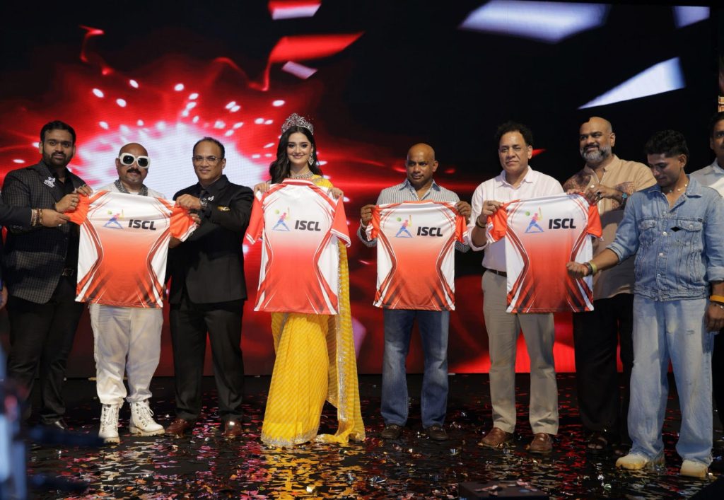 Sanath Jayasuriya unveiling Mumbai Royals and Maharashtra Super Strikers jerseys at the ISCL Season 2 launch event in Mumbai.